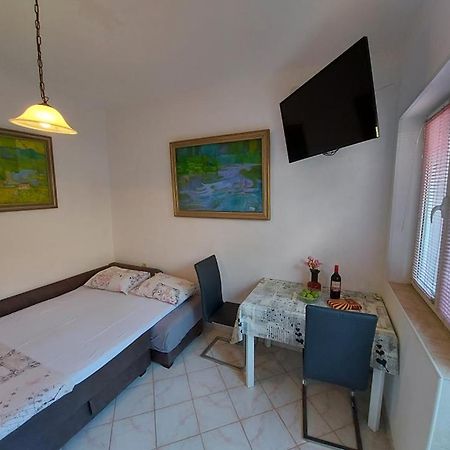 Guest House Ivana Іхало Екстер'єр фото
